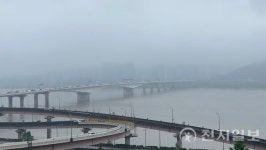 [포토] 수위 높아진 한강 하류 안개 낀 가양대교