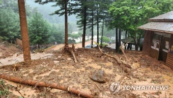 산사태로 충남 논산시립납골당 건물 붕괴 가족 4명 매몰… 2명 심정지