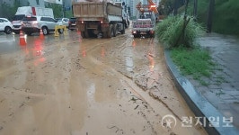 [포토] 폭우로 인해 전주 견훤로에 쌓인 토사