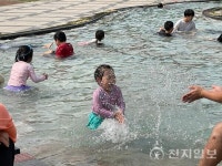 [포토] 안산 노적봉 폭포 아빠와 물놀이