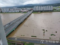 [포토] [태풍 카눈] 물에 잠긴 포항 형산강 산책로