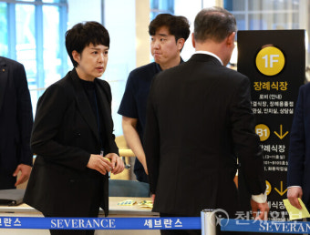 [포토] 빈소 도착한 김은혜 대통령실 홍보수석