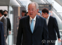 [포토] 전경련 임시총회 참석하는 류진 회장