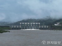 [포토] 임진강 물 쏟아지는 군남홍수조절지