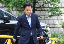 [포토] '뇌물수수 혐의' 공판 출석하는 노웅래 의원