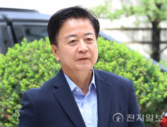 [포토] '불법 정치자금·뇌물수수 위반 혐의' 법정 향하는 노웅래 의원