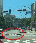 서산 스쿨존 도로 위 드러누워 휴대전화 만진 10대들에 네티즌 공분