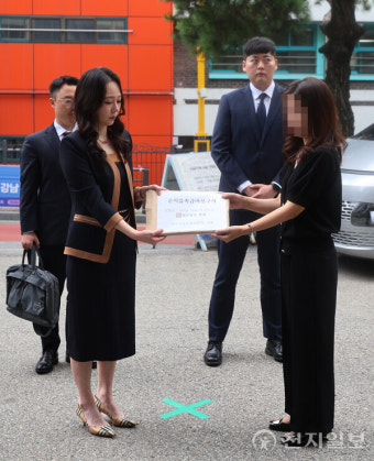 [포토] 순직유족급여 청구서 접수하는 서이초 교사 유족 변호인단