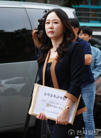 [포토] 서이초 교사 순직유족급여 청구서 접수하는 대리인 문유진 변호사