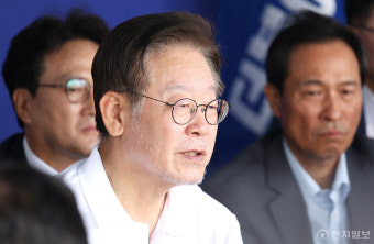 이재명·정성호, 국회서 의견 교환…윤석열 탄핵 주장과 특검 요구안 논의
