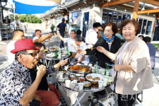 강진 병영면서 펼쳐진 불금불파 관광객 엄지척