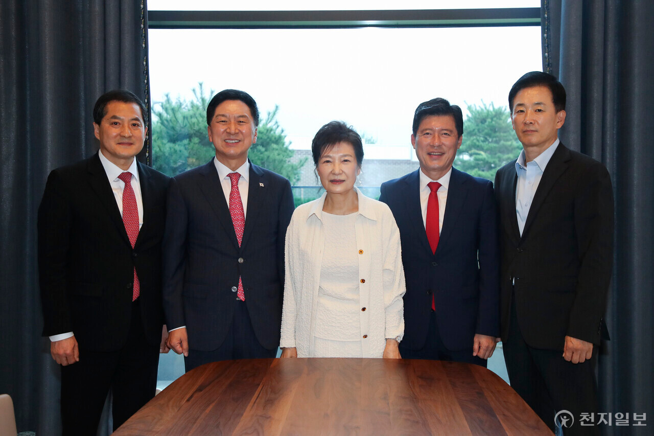 윤석열 대통령 탄핵심판을 앞두고 박근혜 전 대통령과의 예방, 국가의 안정과 단합 강조