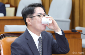 [포토] 목 축이는 이균용 후보자