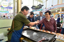 조규일 진주시장, 추석 전 전통시장 장보기 행사 동참·현장소통