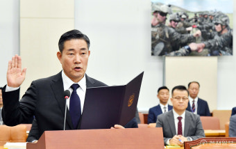 [포토] 선서하는 신원식 국방부장관 후보자
