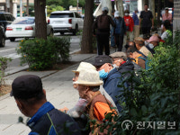 [포토] 무료급식 기다리는 어르신들