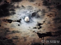 [포토] 금오도 함구미 밤하늘 보름달