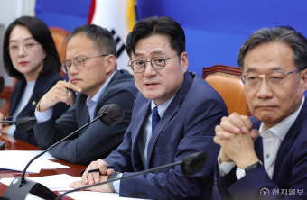[포토] 기자간담회 답변하는 홍익표 원내대표