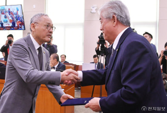 [포토] 선서문 제출하는 유인촌 문체부 장관