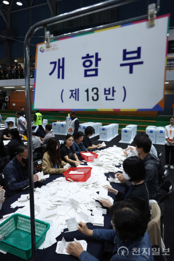 [포토] 개표 작업 진행