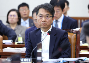 [포토] 질의 듣는 박준식 최저임금위원장