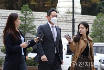 '회장 취임 1주년' 재판 출석한 이재용 삼성전자 회장… 묵묵히 법정으로