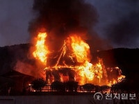 거제 일운면 펜션서 새벽 화재… 투숙객 12명 대피