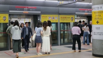 9호선 김포공항역서 연기 발생… 열차 무정차 통과
