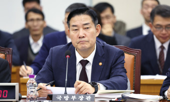 [포토] 질의 듣는 신원식 국방장관