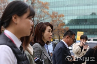 [포토] SK 최태원과의 이혼소송 2심 변론기일 출석한 노소영 관장