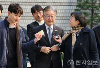 [포토] '공직선거법 위반 혐의' 법원 출석한 이재명