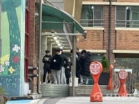 [2024 수능포토] 시험 장소 확인도 꼼꼼하게