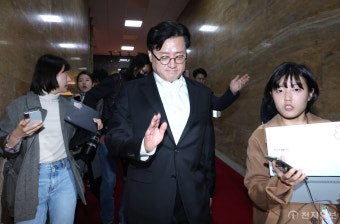 [포토] '여야 원내대표 회동 불발' 돌아서는 홍익표 원내대표