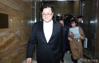 [포토] '원내대표 회동 불발' 돌아서는 홍익표 원내대표