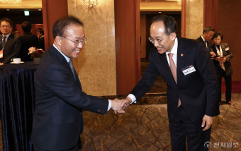 [포토] 추경호 부총리와 인사하는 윤재옥 원내대표
