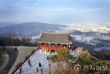 [지역명소] 대전 동구 식장산… 대전 전경 한눈에 조명… 한 해 마무리·새해 일출 기대