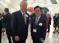 김태흠 충남지사, 두바이 출장… 블룸버그와 손 맞잡아