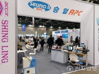 [포토] 국제봉제기계·섬유산업전 승일APC 부스… 단추 앞면 보이도록 알아서 척척
