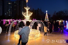진주시 철도문화공원서 불 밝힌 크리스마스트리