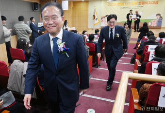 [포토] 이동하는 윤재옥-홍익표 원내대표