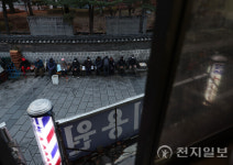 [포토] 새벽부터 줄 선 무료급식소