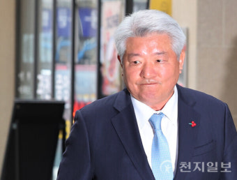 [포토] 입술 꽉 깨문 김홍일 방통위원장 후보자