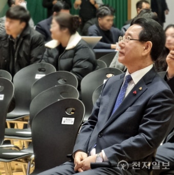 [포토] 늦어진 '무안군민과의 대화' 대기하는 김영록 전남지사