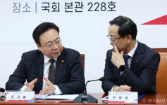 [포토] 대화하는 조규홍 복지부 장관-전병왕 보건의료정책실장