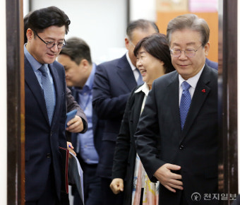 [포토] 최고위원회의 참석하는 이재명-홍익표