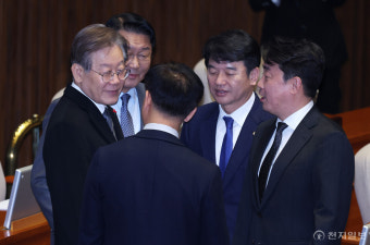 [포토] 의원들과 대화하는 이재명 대표