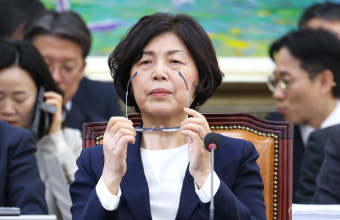 [포토] 안경 벗는 강정애 장관 후보자