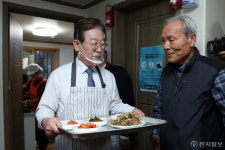 [포토] 점심 배식하는 이재명 대표