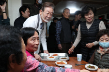[포토] 이재명 대표, 경로당 찾아 점심 배식