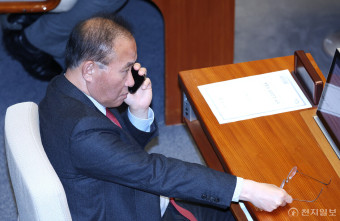 [포토] 휴대 전화 통화하는 윤재옥 대표 권한대행